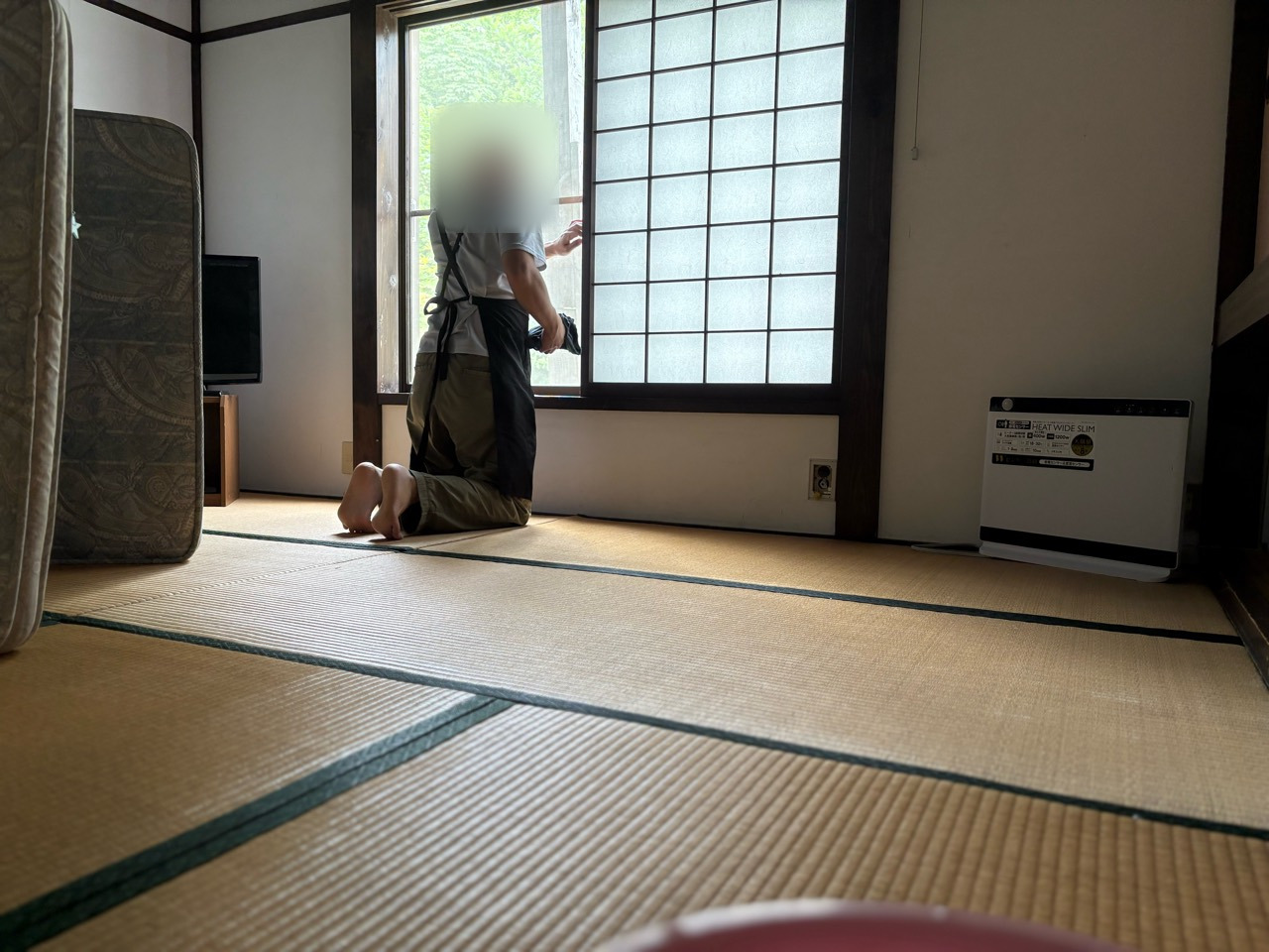和室の窓まわりを清掃する様子